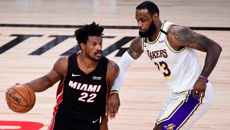 Sebuah aksi mengejutkan nampak dilakukan Jimmy Butler saat Miami Heat mengalahkan LA Lakers di game ketiga Final NBA 2019/20.