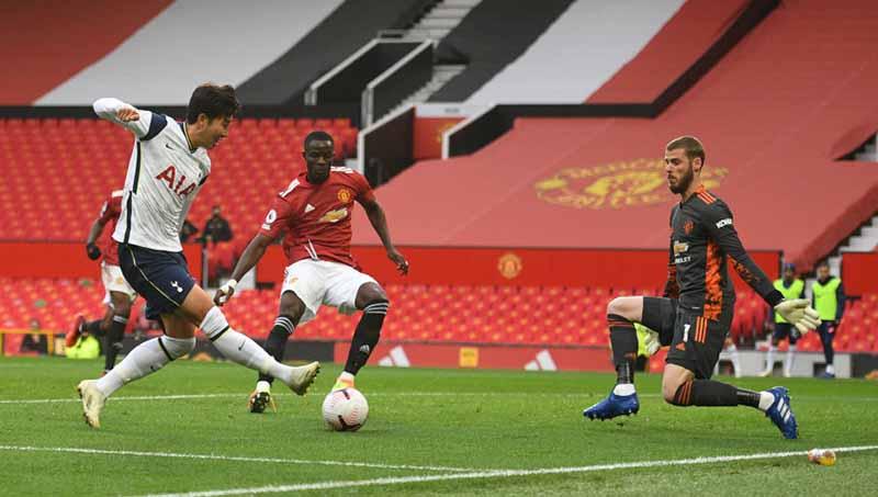 Son Heung-Min mencetak gol keempat timnya dengan melewati kiper David de Gea pada laga Liga Inggris antara Manchester United vs Tottenham Hotspur, Minggu (04/10/20).