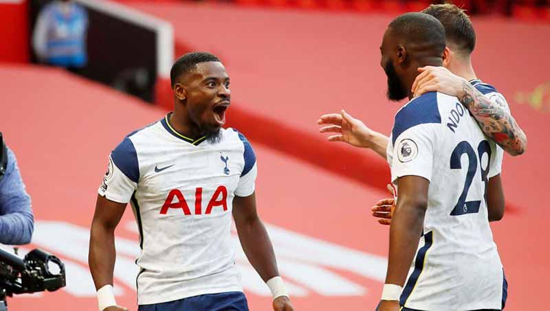 Serge Aurier merayakan dengan rekan setimnya Tanguy Ndombele dan Pierre-Emile Hojbjerg setelah mencetak gol kelima, di laga Manchester United vs Tottenham Hotspur, Minggu (04/10/20).