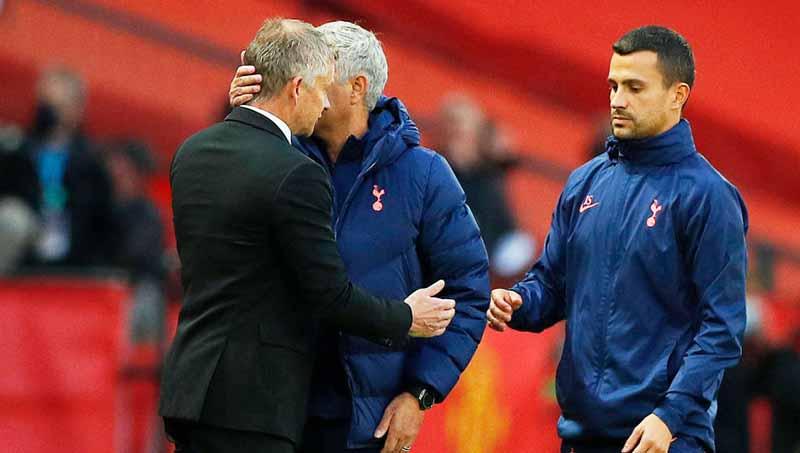 Ole Gunnar Solskjaer dan Jose Mourinho berpelukan di akhir pertandingan pada laga Liga Inggris antara Manchester United vs Tottenham Hotspur, Minggu (04/10/20).