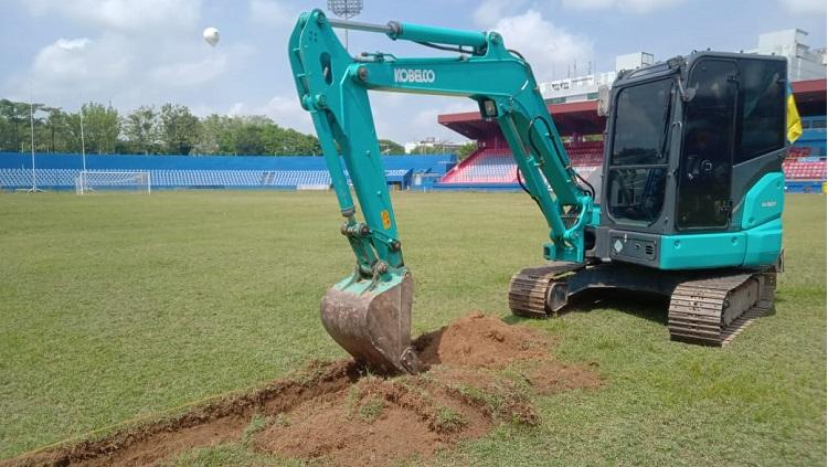 Stadion Bumi Sriwijaya mulai direnovasi menjelang persiapan tuan rumah Piala Dunia U-20 2021.