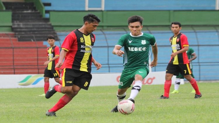 Pemain PSMS Medan, Paulo Sitanggang (baju hijau), saat melakoni laga uji coba di Stadion Teladan, Medan, beberapa waktu lalu.