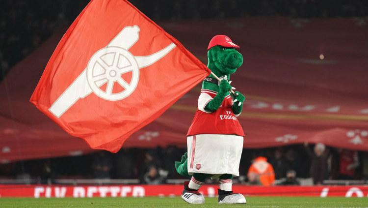 Mesut Ozil tak bisa menyembunyikan rasa bahagianya begitu mengetahui jika Gunnersaurus, maskot kebanggaan Arsenal akan kembali tampil di Emirates. - INDOSPORT