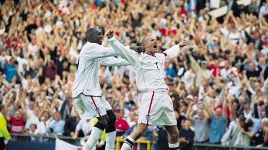 Selebrasi David Beckham usai mencetak gol kemenangan Inggris atas Yunani dalam laga Kualifikasi Piala Dunia 2002, 6 Oktober 2001.