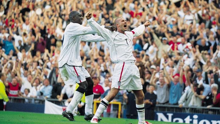 Selebrasi David Beckham usai mencetak gol kemenangan Inggris atas Yunani dalam laga Kualifikasi Piala Dunia 2002, 6 Oktober 2001. - INDOSPORT