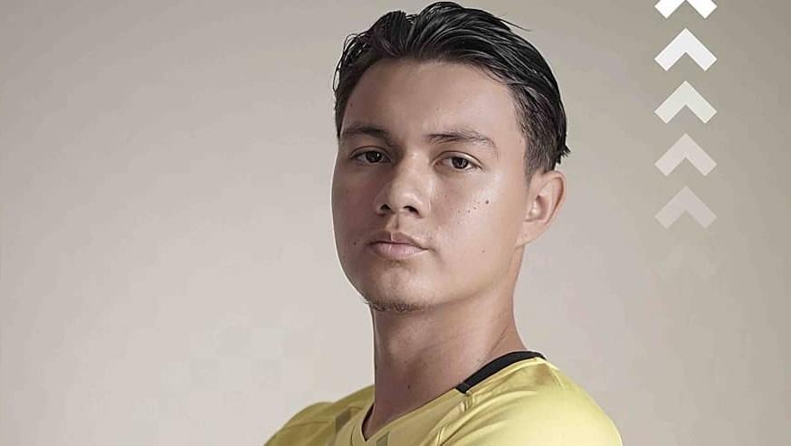 Banting setir dari atlet sepak bola menjadi finalis ajang pencarian bakat Indonesian Idol 2023, Nyoman Paul Fernando Aro hebohkan media Swedia. - INDOSPORT