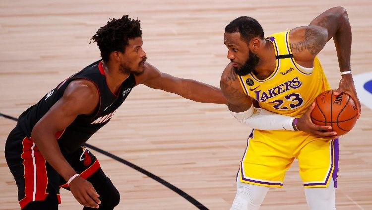 Jimmy Butler dan LeBron James di game keempat final NBA antara Miami Heat vs LA Lakers, Rabu (07/10/20).