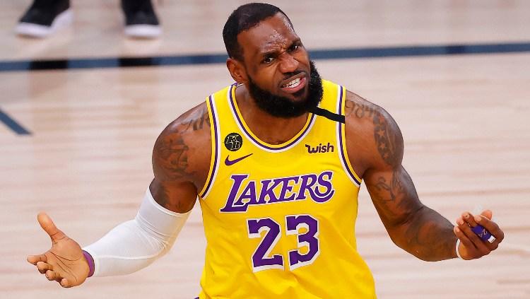 Tersingkir di playoff NBA usai kalah 2-4 dari Phoenix Suns, bintang LA Lakers, Lebron James, malah memberi hadiah istimewa untuk bintang Suns, Devin Booker. - INDOSPORT