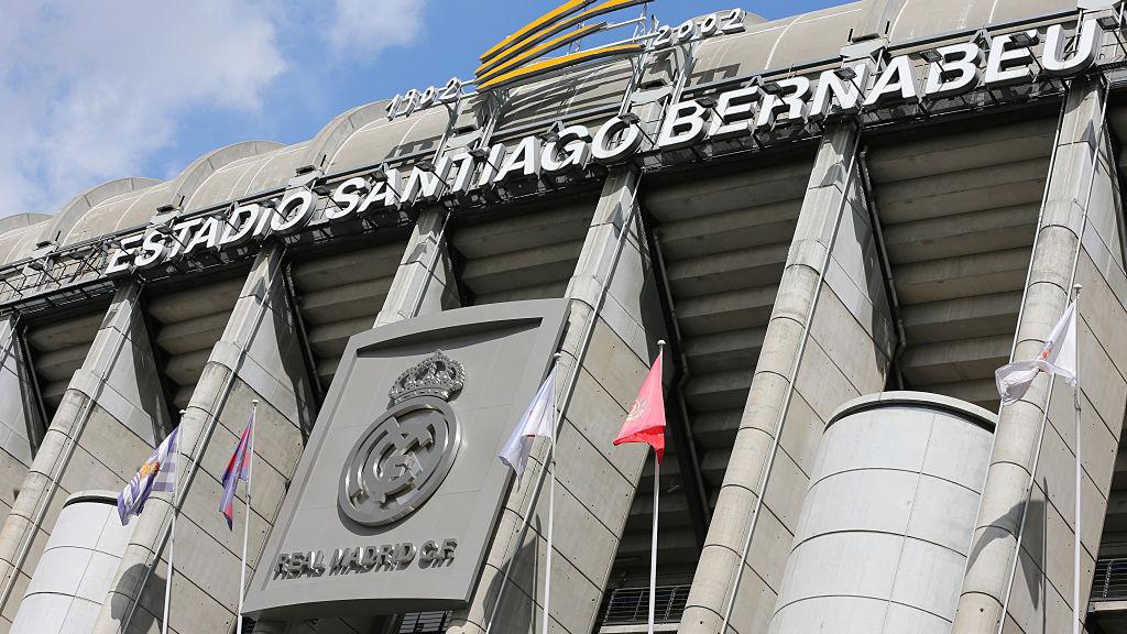 Santiago Bernabeu, kandang Real Madrid alami kebakaran usai kesialan gagal amankan LaLiga Spanyol dan pengusiran Zinedine Zidane.