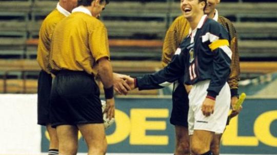 Pemandangan laga Kualifikasi Piala Dunia 1998 bertajuk 