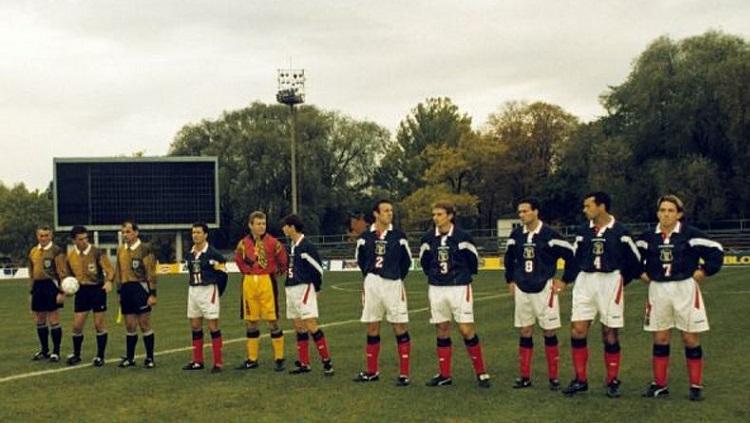 Pemandangan laga Kualifikasi Piala Dunia 1998 bertajuk 