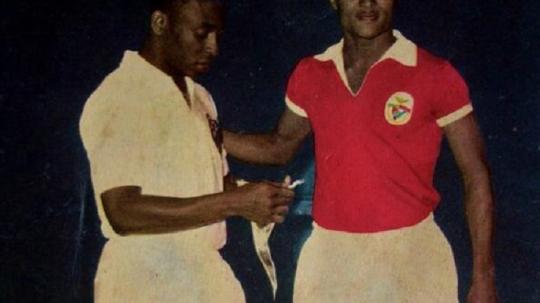 Perjumpaan dua legenda berjulukan Mutiara Hitam, Pele (kiri) dan Eusebio (kanan), 11 Oktober 1962.