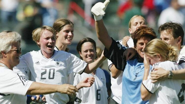 Selebrasi timnas Jerman wanita usai memastikan kemenangan atas Swedia di final Piala Dunia Wanita, 12 Oktober 2003.
