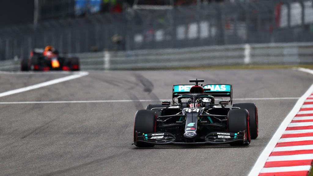 Pembalap Mercedes, Lewis Hamilton kembali mencetak catatan impresif yakni baru saja melampaui rekor milik legenda Formula 1 (F1), Michael Schumacher. - INDOSPORT