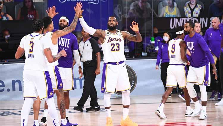 Tos Kyle Kuzma dan LeBron James di Game 6 Final NBA antara LA Lakers vs Miami Heat, Minggu (11/10/2020) di AdventHealth Arena.