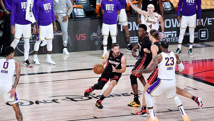 Goran Dragic mencoba melewati LeBron James di Game 6 Final NBA antara LA Lakers vs Miami Heat, Minggu (11/10/2020) di AdventHealth Arena.