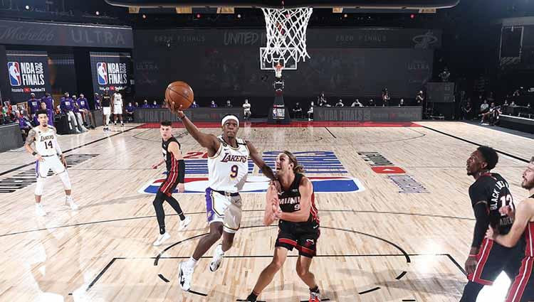 Rajon Rondo mencoba memasukan bola ke ring di Game 6 Final NBA antara LA Lakers vs Miami Heat, Minggu (11/10/2020) di AdventHealth Arena.