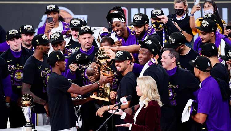 LA Lakers merayakan dengan trofi usai memenangkan Final Kejuaraan NBA antara LA Lakers vs Miami Heat, Minggu (11/10/2020).