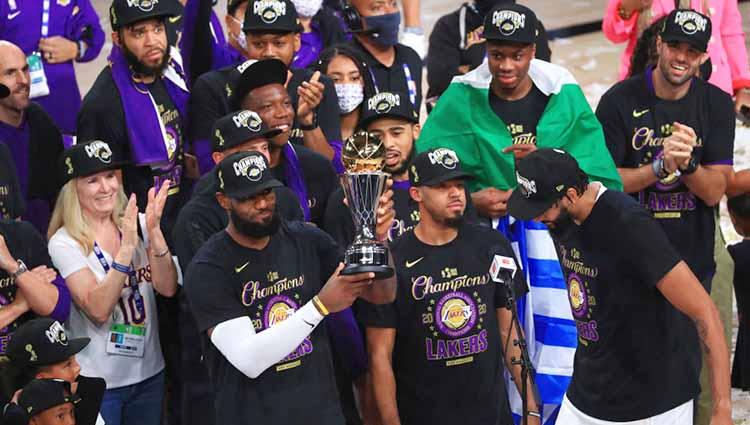 LeBron James mengangkat trofi usai memenangkan Final Kejuaraan NBA antara LA Lakers vs Miami Heat, Minggu (11/10/2020).