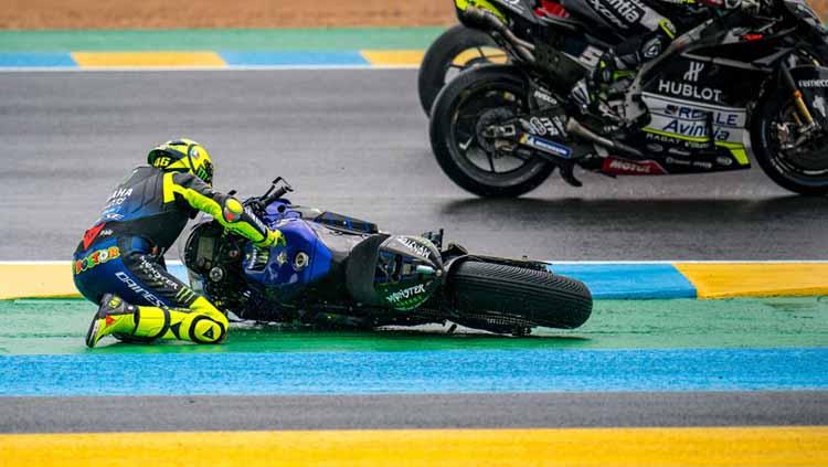 Valentino Rossi dari Italia dan Monster Energy Yamaha MotoGP tergelincir di atas aspal setelah kecelakaannya di tikungan ke-2 saat MotoGP Prancis di Sirkuit Bugatti. Copyright: Steve Wobser/Getty Images