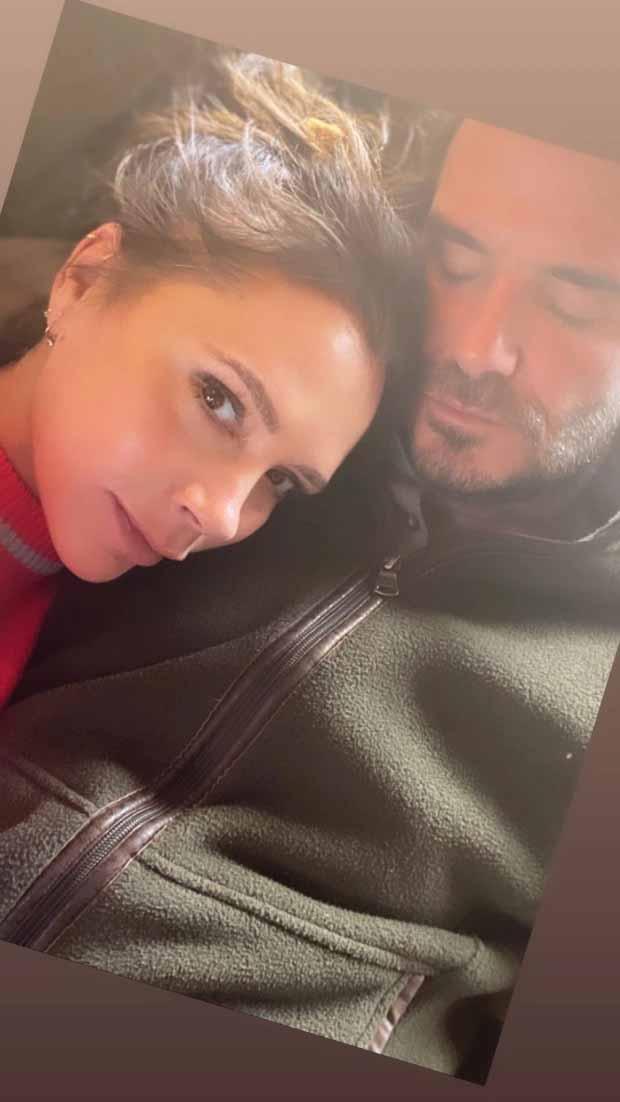 Victoria Beckham berbagi selfie mesra tidur bareng suaminya David Beckham. Copyright: thesun.co.uk/Instagram