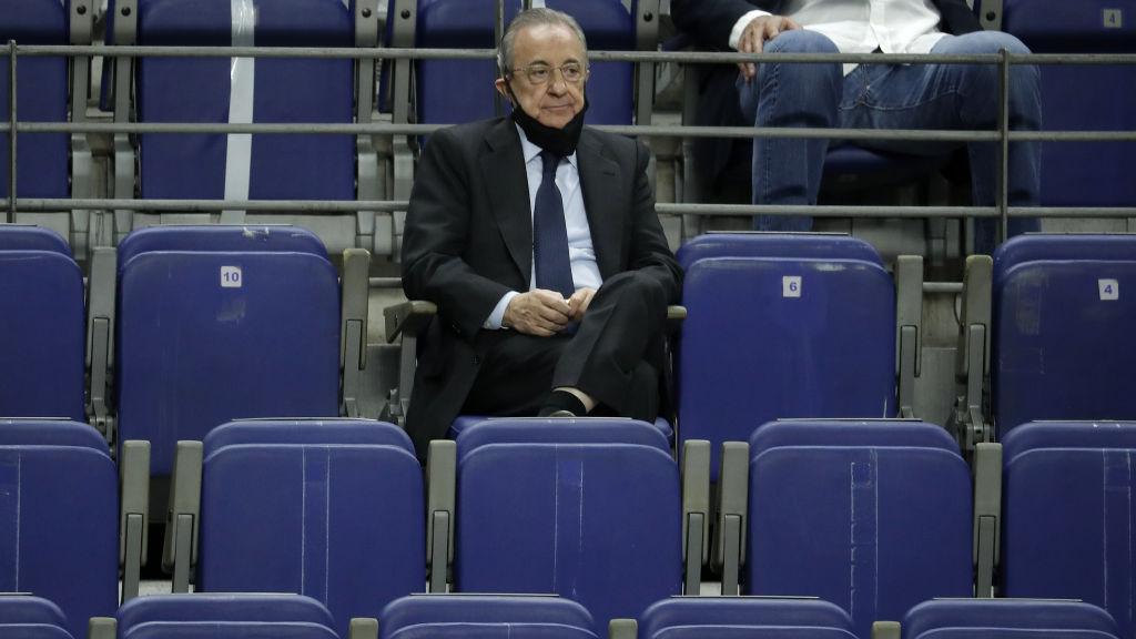 Florentino Perez, presiden Real Madrid saat duduk di kursi penonton Santiago Bernabeu Copyright: Burak Akbulut/Anadolu Agency via Getty Images