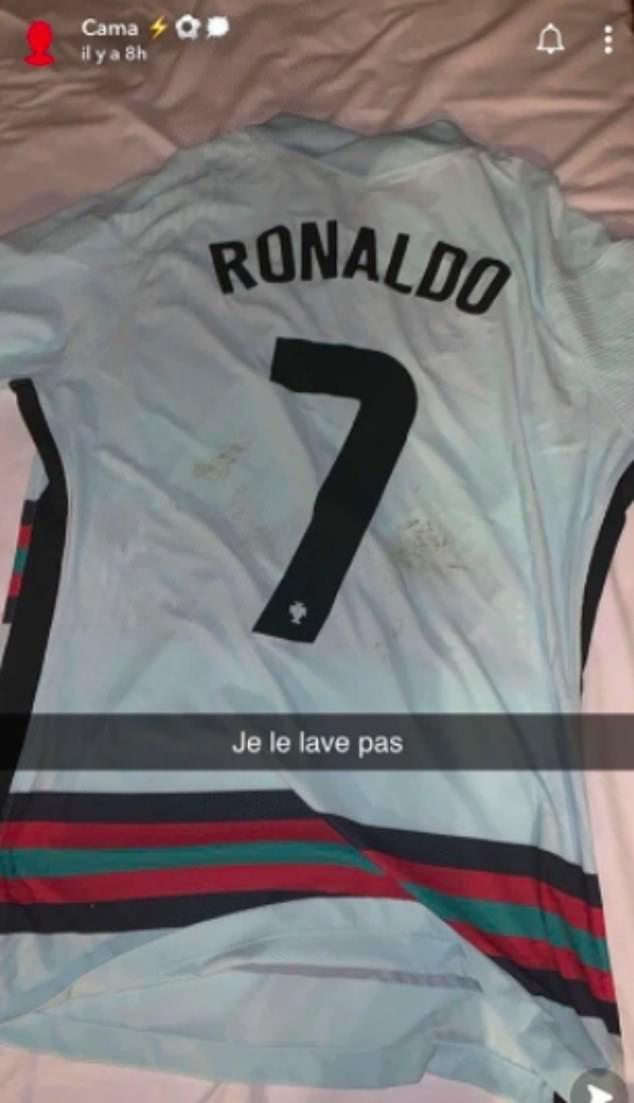 Eduardo Camavinga pamer jersey Cristiano Ronaldo. Copyright: Snapchat/Eduardo Camavinga