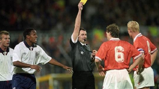 Ronald Koeman menerima kartu kuning dalam pertandingan Kualifikasi Piala Dunia 1994 antara Belanda vs Inggris, 13 Oktober 1993.