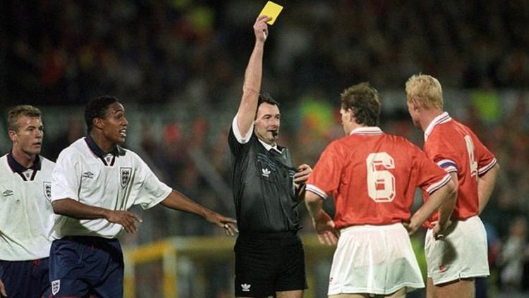 Ronald Koeman menerima kartu kuning dalam pertandingan Kualifikasi Piala Dunia 1994 antara Belanda vs Inggris, 13 Oktober 1993. - INDOSPORT