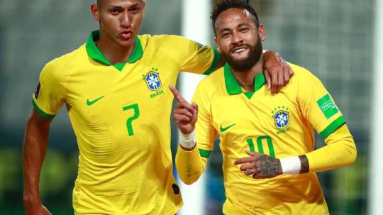 Neymar merayakan gol pertama timnya bersama Richarlison pada pertandingan antara Peru vs Brasil Kualifikasi Pila Dunia Amerika Selatan 2022.