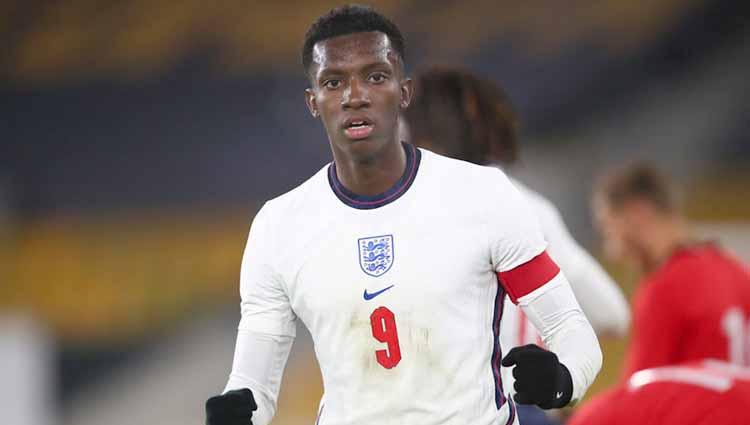 Eddie Nketiah tengah moncer-moncernya. Selain mulai dipercaya Mikel Arteta di skuat senior Arsenal, ia juga sukses memecahkan rekor di timnas Inggris U-21.