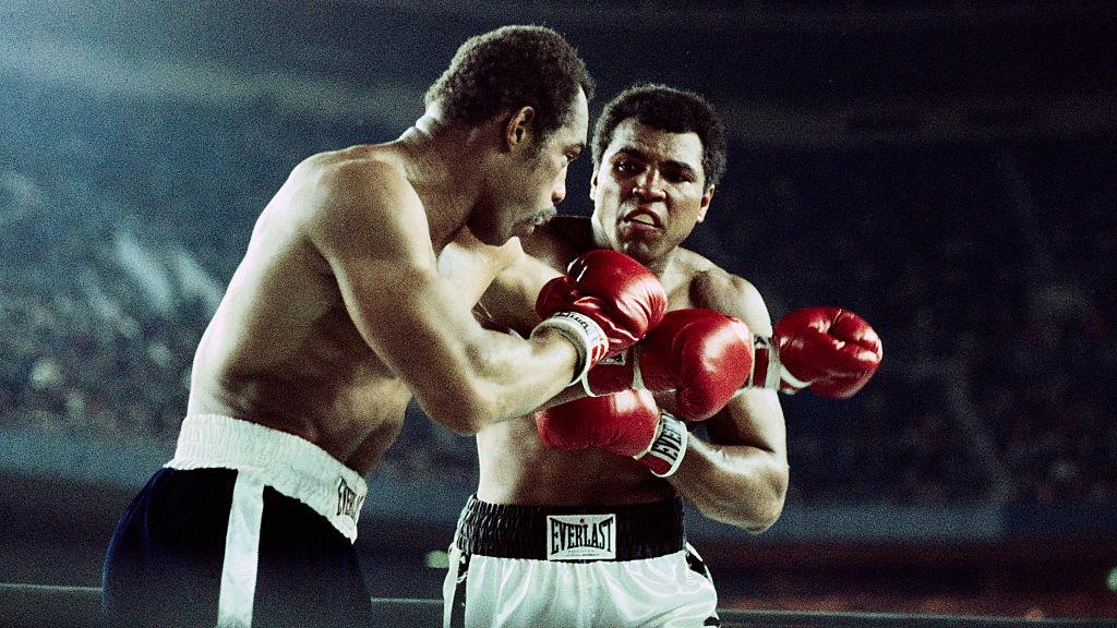 Momen pertandingan Ken Norton vs Muhammad Ali.
