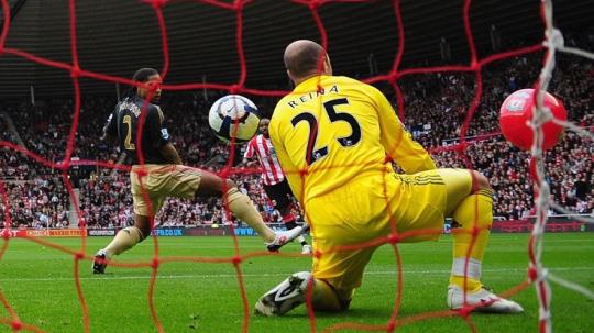 Kiper Liverpool, Pepe Reina, terkecoh lantaran bola sepakan lawan membentur bola pantai dalam laga Liga Inggris kontra Sunderland, 17 Oktober 2009.