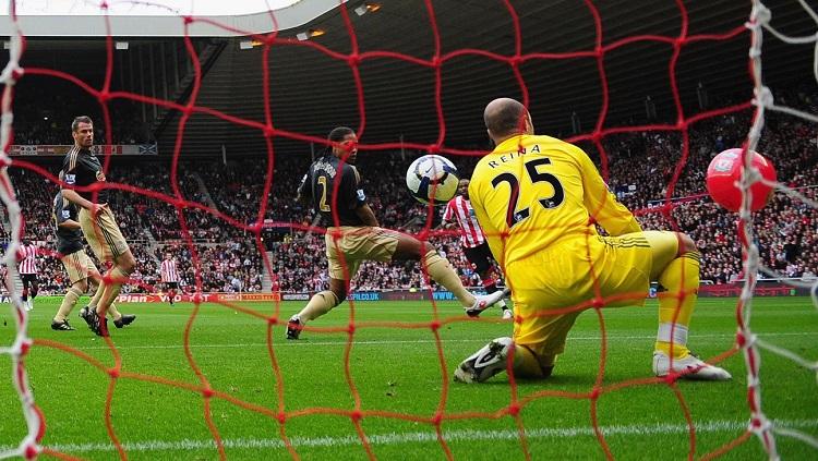 Kiper Liverpool, Pepe Reina, terkecoh lantaran bola sepakan lawan membentur bola pantai dalam laga Liga Inggris kontra Sunderland, 17 Oktober 2009.