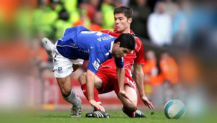 Cerita tentang Xabi Alonso dan Mikel Arteta, sepasang sahabat karib yang pernah membela dua klub Merseyside, Liverpool dan Everton.
