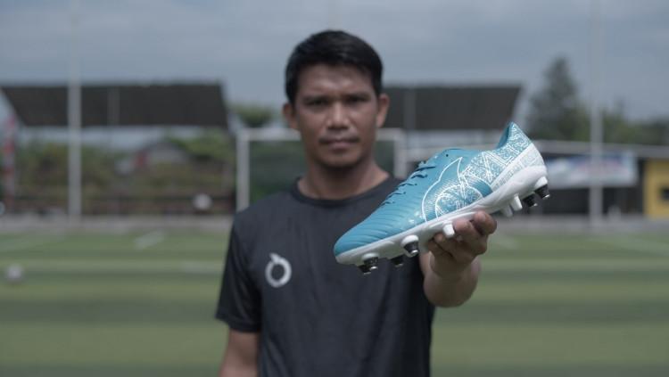 Eks pemain Persija Jakarta, Sandi Sute, dengan sepatu bola barunya. - INDOSPORT