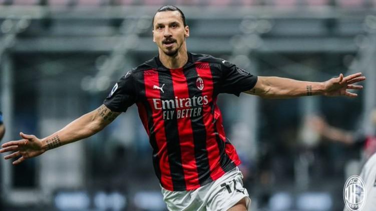 Zlatan Ibrahimovic merayakan gol kemenangan AC Milan atas Inter Milan