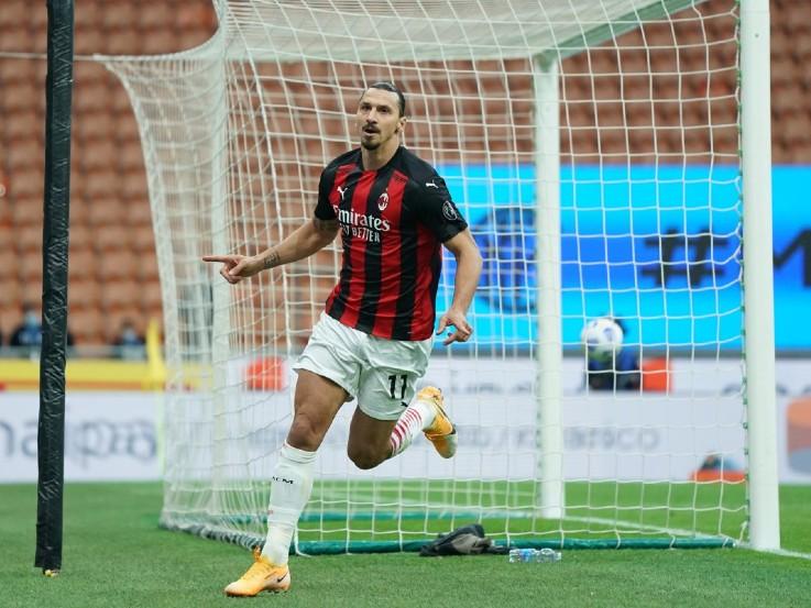 Zlatan Ibrahimovic merayakan gol kemenangan AC Milan atas Inter Milan Copyright: twitter @acmilan