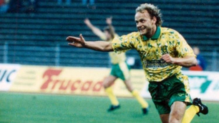 Gelandang Norwich City, Jeremy Goss, mencetak gol indah dalam pertandingan Piala UEFA kontra Bayern Munchen, 19 Oktober 1993. - INDOSPORT