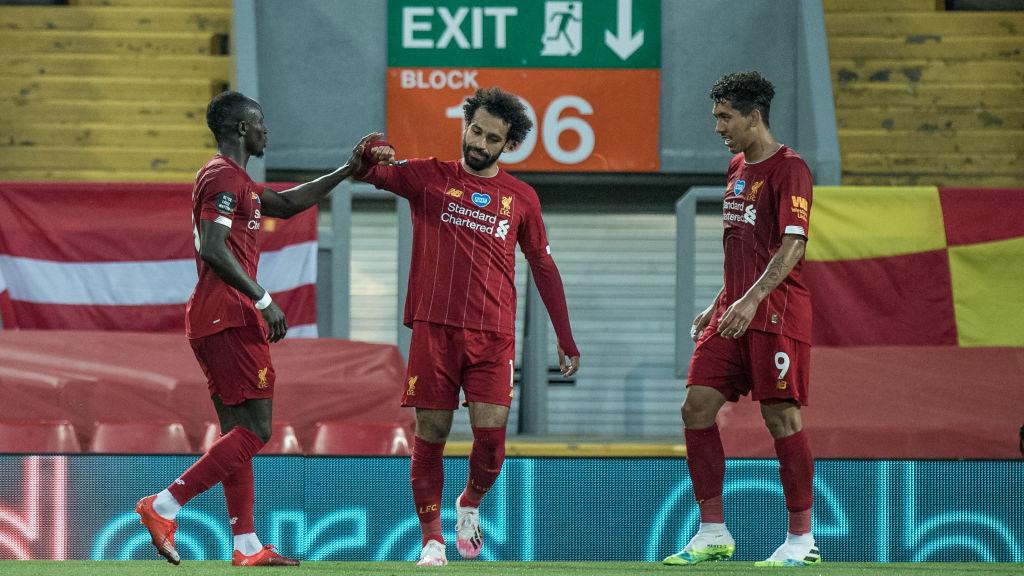 Mohamed Salah dan Roberto Firmino tidak bisa memperkuat negara masing-masing akibat kebijakan baru Premier League. - INDOSPORT