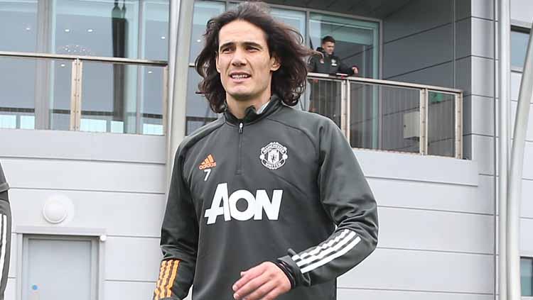 Pemain Manchester United, Edinson Cavani, buka suara usai mendapat hukuman FA. - INDOSPORT