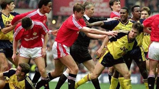 Kericuhan laga Manchester United vs Arsenal dalam lanjutan Divisi I Inggris, 20 Oktober 1990.