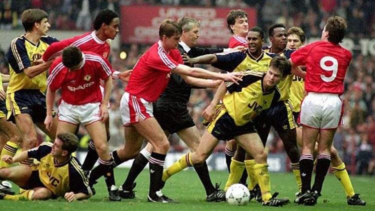 Kericuhan laga Manchester United vs Arsenal dalam lanjutan Divisi I Inggris, 20 Oktober 1990.