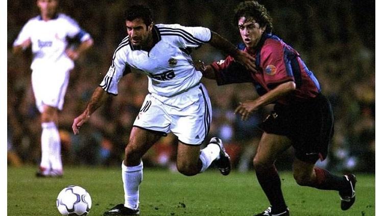 Pengalaman pertama Luis Figo menyambangi markas Barcelona, Camp Nou, berseragam Real Madrid, 21 Oktober 2000. - INDOSPORT