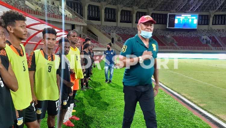Pelatih tim sepak bola Jawa Timur, Rudy Wiliam Keltjes (kanan) selepas laga eksibisi.
