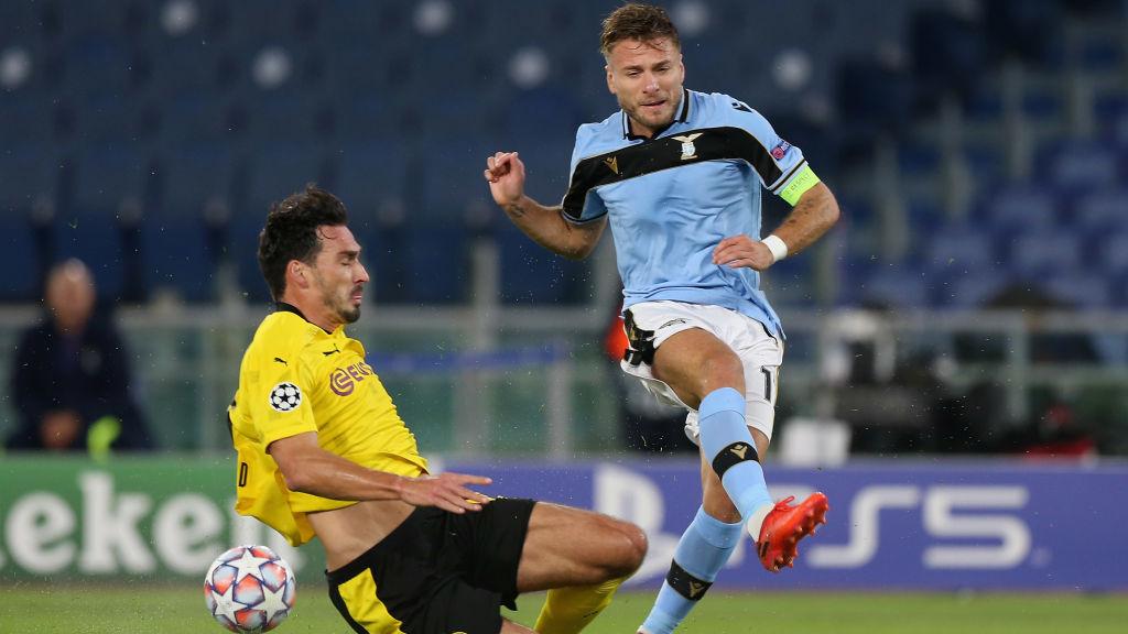 Ciro Immobile saat berduel dengan Mats Hummeles di laga Lazio vs Borussia Dortmund