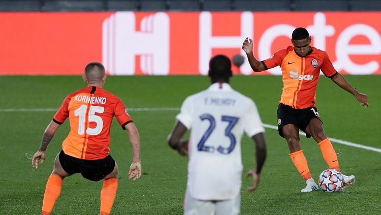 Pemain Shakhtar Donetsk, Tete, melepaskan tembakan ke gawang Real Madrid di Liga Champions.