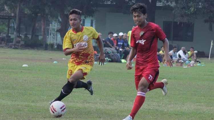 Pemain PSHW Bagus Prasetya (kanan) ditempel ketat pemain Persekam Metro FC.