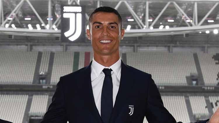 Gaya rambut nyaris cepak milik Cristiano Ronaldo saat diperkenalkan sebagai pemain baru Juventus.