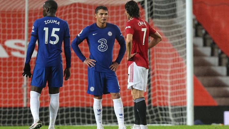 Thiago Silva berhadapan dengan bintang Man United, Edinson Cavani - INDOSPORT